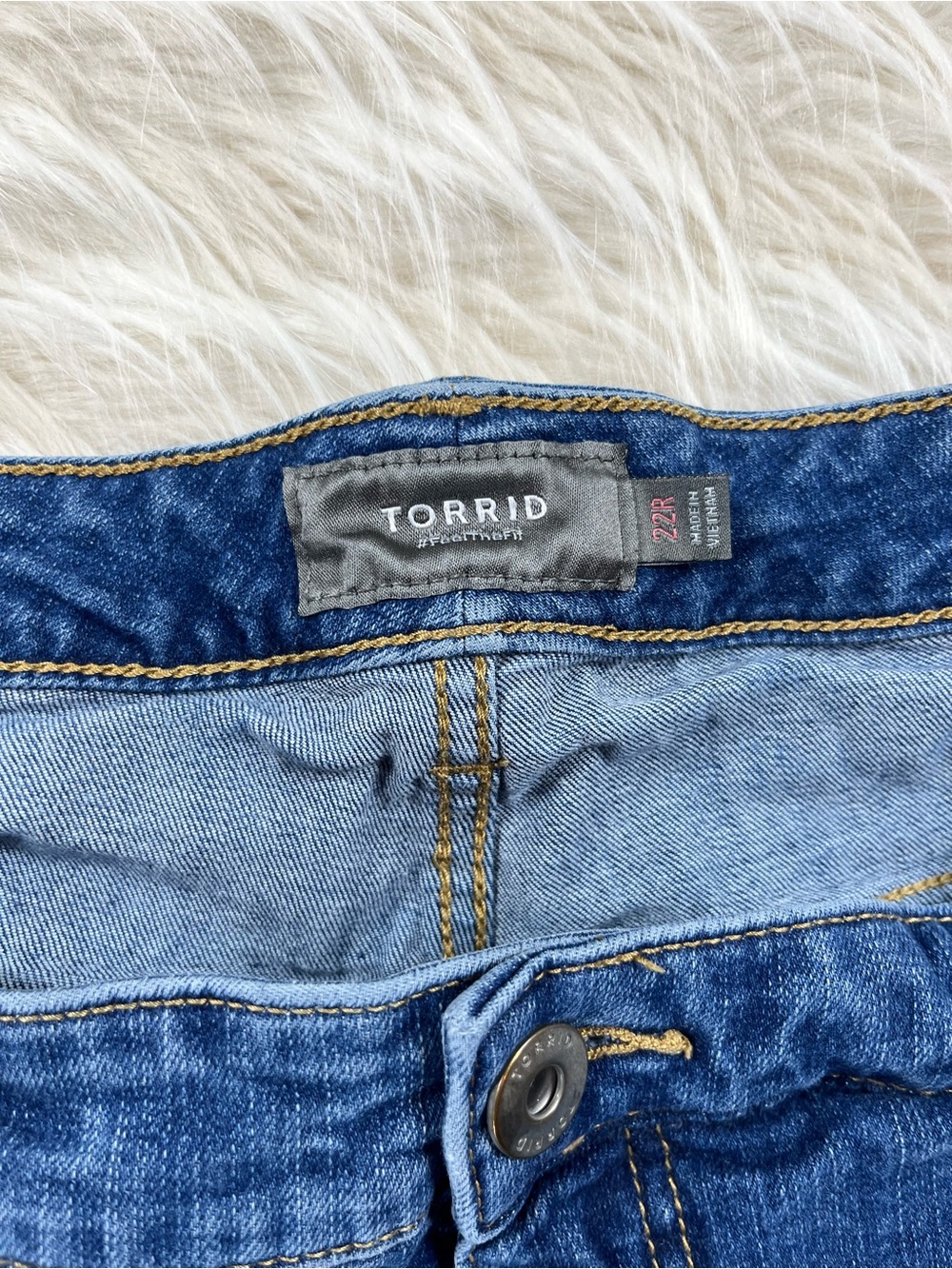 Torrid Jeans Women's 22x26 Mid Rise Cropped Medium Wash - Picture 4 of 5